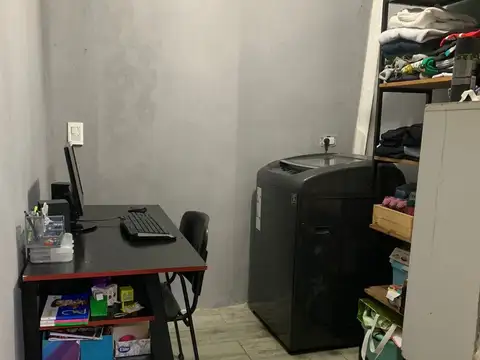 Casa odeal dos familias, 3 ambientes al frente y 4 ambientes contrafrente. a mts Gral Paz.