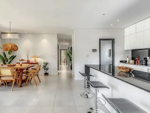 Casa 4 ambientes con 2 baños