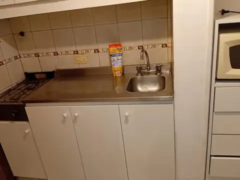 Monoambiente con balcón en Av. Santa Fe y Av. 9 de Julio