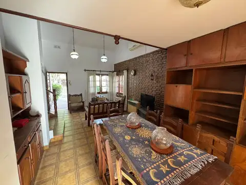 Casa 4 ambientes con 2 baños
