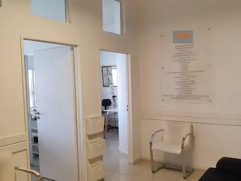 Excelente Oficina de 4 ambientes, en 3° Piso por ascensor.