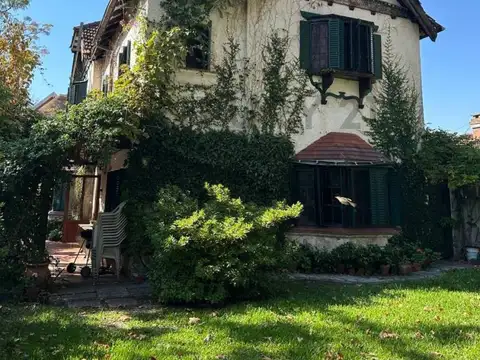 Casa estilo ingles en la mejor zona de La Lucila. ideal Restaurant, Cosmetica, Clinica, Salon de te,