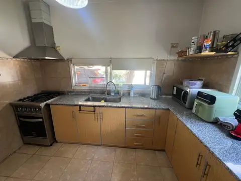 Casa 4 ambientes con 2 baños