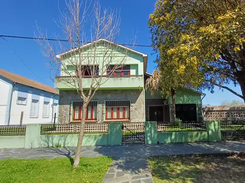 Importante chalet, sobre amplio parque e inmejorable ubicación