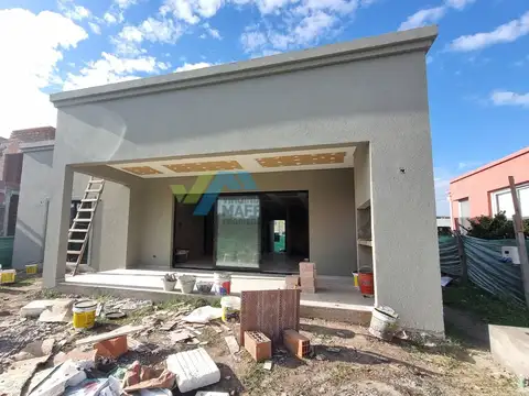Casa 4 ambientes con 2 baños