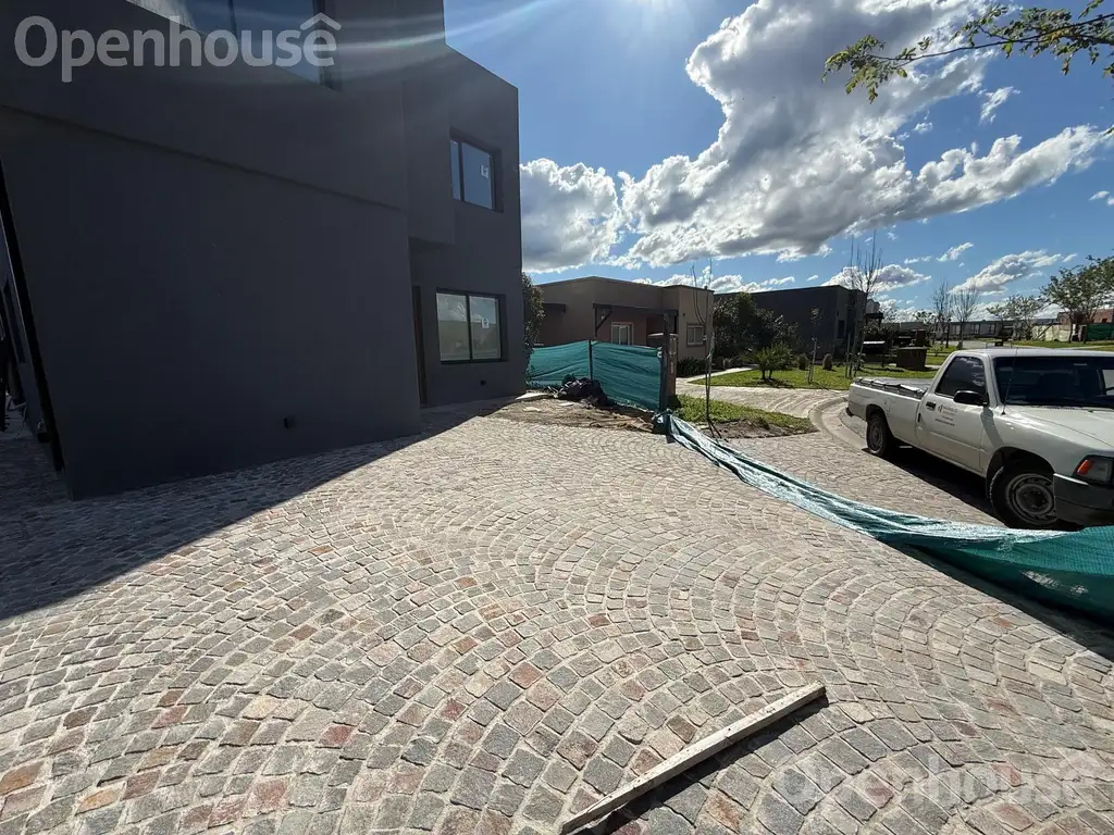 Casa - 200  m² Cubierta | 4 dormitorios | A Estrenar | 3 baños | 5 ambientes | 3 cocheras