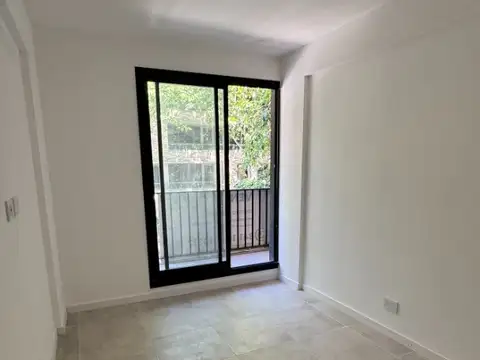 Departamento 2 dormitorios, piso 3 al frente con balcón y TERRAZA EXCLUSIVA de 50m2.  COCHERA OPCIONAL en Refinería