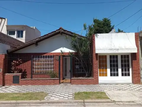 VENTA - CASA 3 AMB.- COCHERA - PATIO - PARRILLA - EL PALOMAR