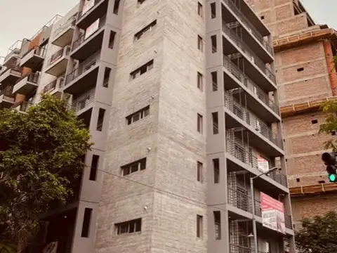 DOS AMBIENTES A ESTRENAR CON AMPLIO BALCÓN AL FRENTE y BAULERA!