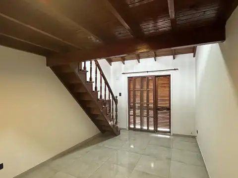 Depto Tipo Casa en Alquiler con 1 cocheras