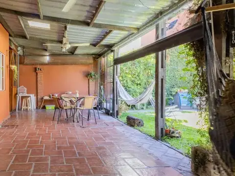 EL PALOMAR - IMPECABLE CHALET. + PILETA - A PASOS DE LA AUTOPISTA OESTE- ZONIF. "RMA"  