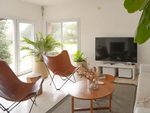 Casa en Venta con 2 cocheras