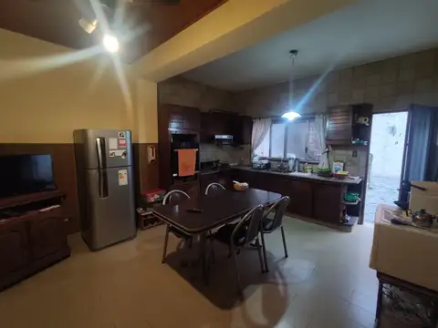 Casa 6 ambientes con 2 baños