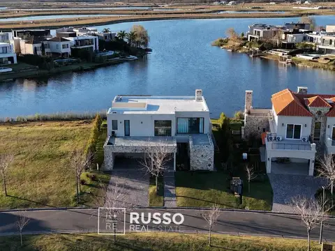 VENTA CASA AL LAGO 3 DORMITORIOS PILETA CLIMATIZADA Y VISTA ABIERTA - MUELLES PUERTOS DEL LAGO