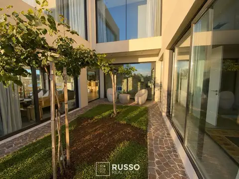VENTA CASA AL LAGO 3 DORMITORIOS PILETA CLIMATIZADA Y VISTA ABIERTA - MUELLES PUERTOS DEL LAGO