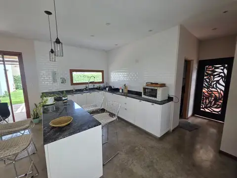 Casa en Alquiler con 1 cochera