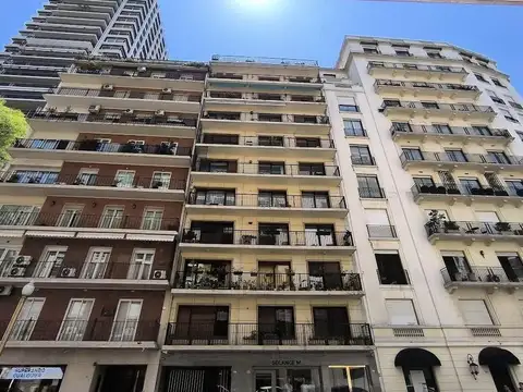 Av Alvear y Parera Señorial edificio 200 m2 al frente   1 cochera