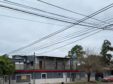 propiedad de 2 pisos con departamentos