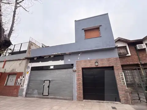 Casa en VENTA en Munro - con Local, terraza y parrilla