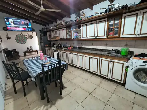 Casa 8 ambientes con 4 baños