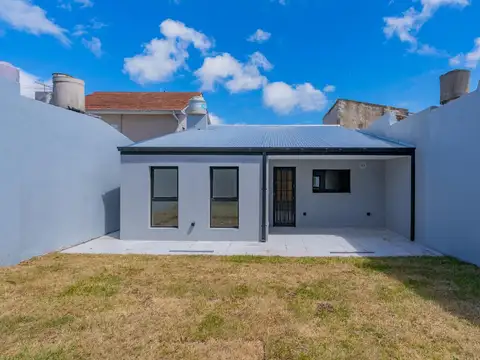 Venta Casa 3 ambientes con parque. Barrio San José