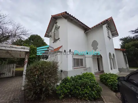 Casa de 7 ambientes sobre gran lote de 1100 m2 en esquina en Turdera en excelente ubicación