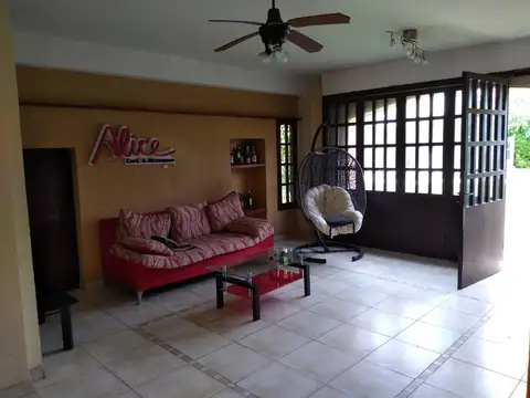 Casa en Venta 8 ambientes en Ramos Mejia con Pileta