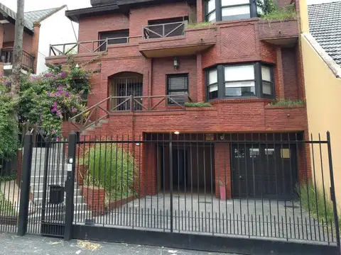 Casa en Venta 8 ambientes en Ramos Mejia con Pileta