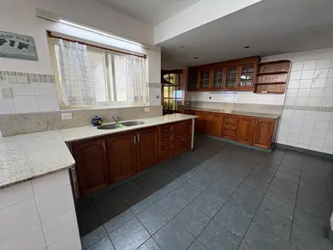 Casa 7 ambientes con 4 baños