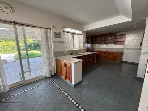 Casa en Venta con 3 cocheras