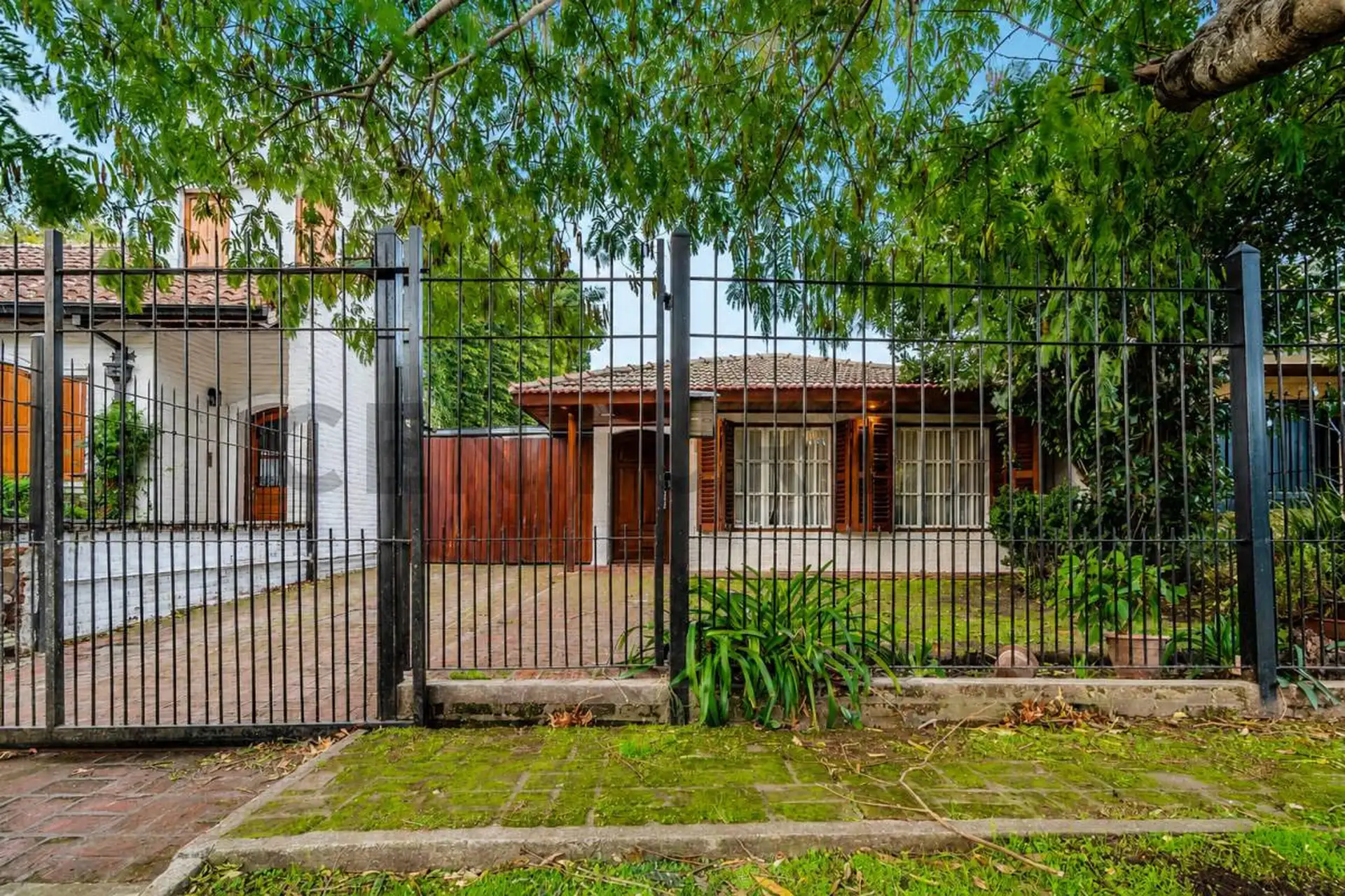 Venta de casa 4 ambientes con quincho y pileta, Florida