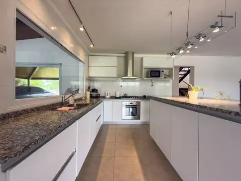 Casa en Venta con 4 cocheras