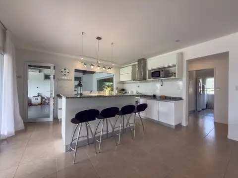 Casa 8 ambientes con 4 baños