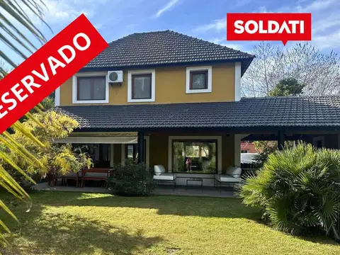 Casa en venta en exclusiva, 3 cuartos, dependencia. Piscina, jardin. Impecable