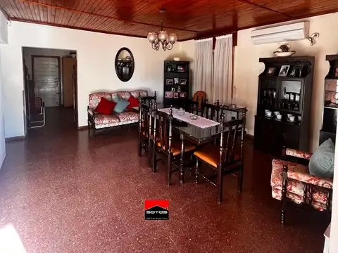 Casa 4 ambientes con 2 baños
