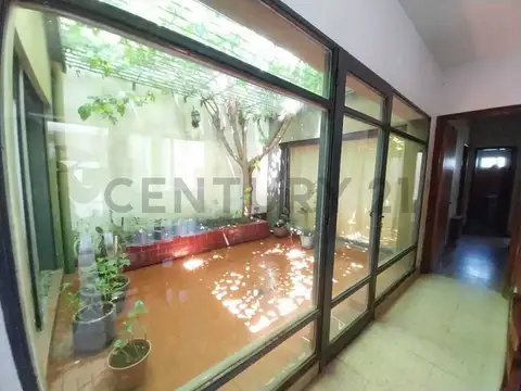 Casa 6 ambientes con 2 baños