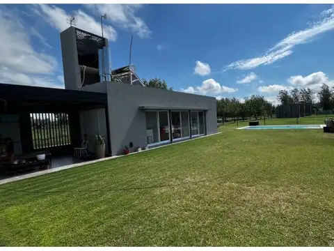 Casa en Venta con 4 cocheras