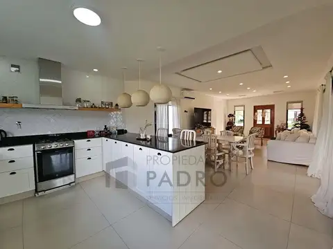 Casa en Venta con 2 cocheras
