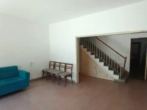 Casa 8 ambientes con 1 baño