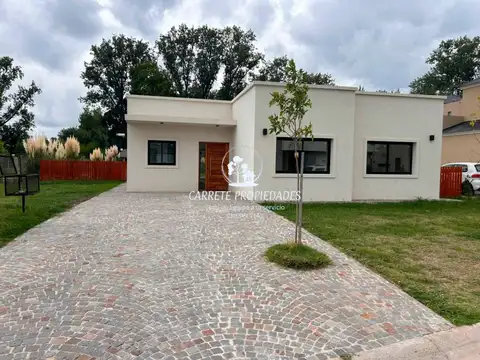 Casa en venta de 5 ambientes y pileta. Barrio San Pablo. Derqui