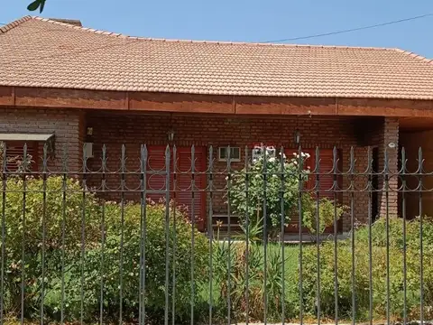 Chalet en avenida principal plaza huincul