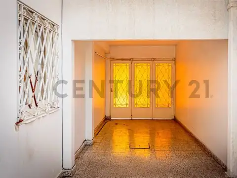 VENTA CASA 4 AMBIENTES EN HAEDO CON JARDIN