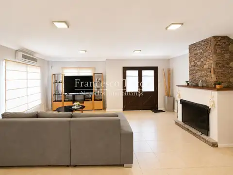 Casa en Venta con 2 cocheras