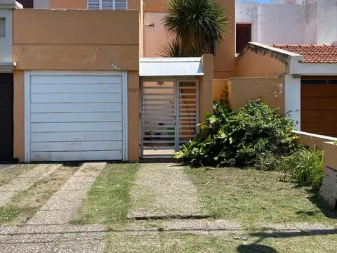 Casa en Alquiler con 1 cochera