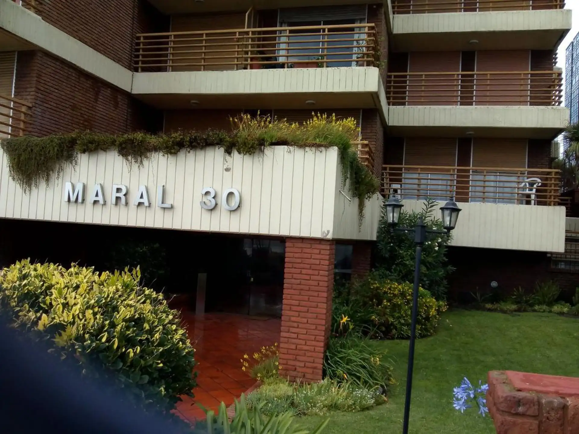 Excelente depto 3 amb. al mar Balcón y terraza.Cochera fija y baulera. Reciclado