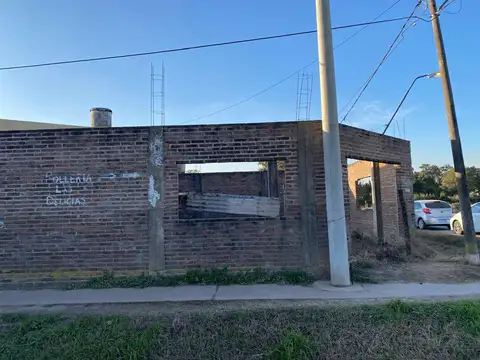 Casa de 1 dormitorio y local comercial  Recreo Sur