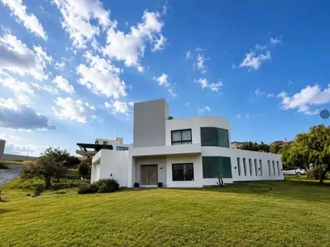 Casa en amplio terreno con pileta y potencial ampliación