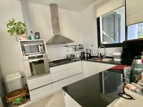 Casa en amplio terreno con pileta y potencial ampliación