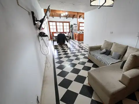 Se vende casa de dos plantas con patio y pileta