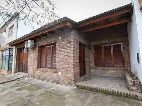 Se vende casa de dos plantas con patio y pileta